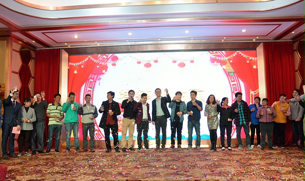 特等獎和現(xiàn)金獎得主合影