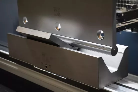 彎曲高速鋼需要由鋼制成的高質(zhì)量工具，以承受彎曲這些材料時(shí)產(chǎn)生的大量力