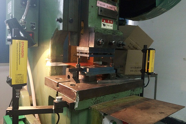 鈑金加工廠的沖床保護裝置