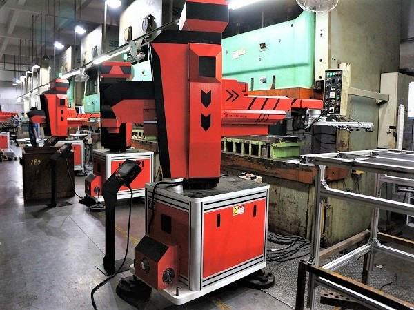 五金沖壓機(jī)械手圖片